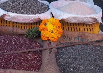 Paniers de riz sur le marché Inde