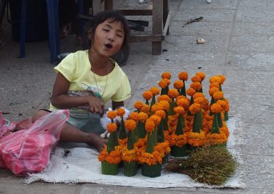 Petite vendeuse d'offrandes marché Luang Prabang Laos