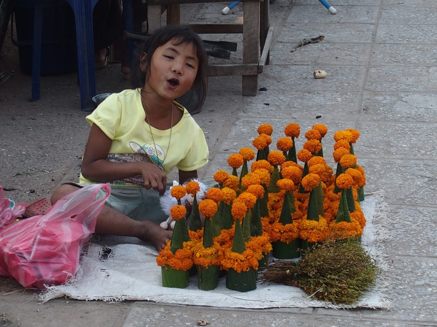 Petite vendeuse d'offrandes marché Luang Prabang Laos