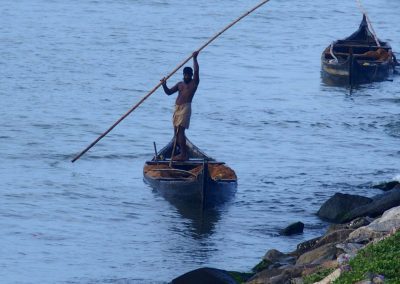 Pêcheur sur sa barque Inde