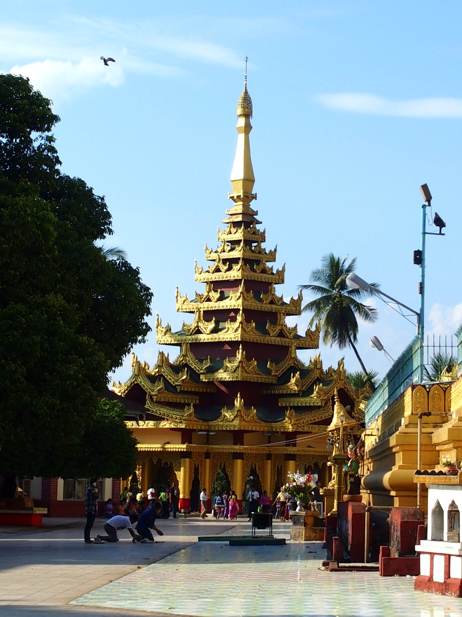 Prière sur le parvis de la pagode Shwemawdaw Bago Birmanie