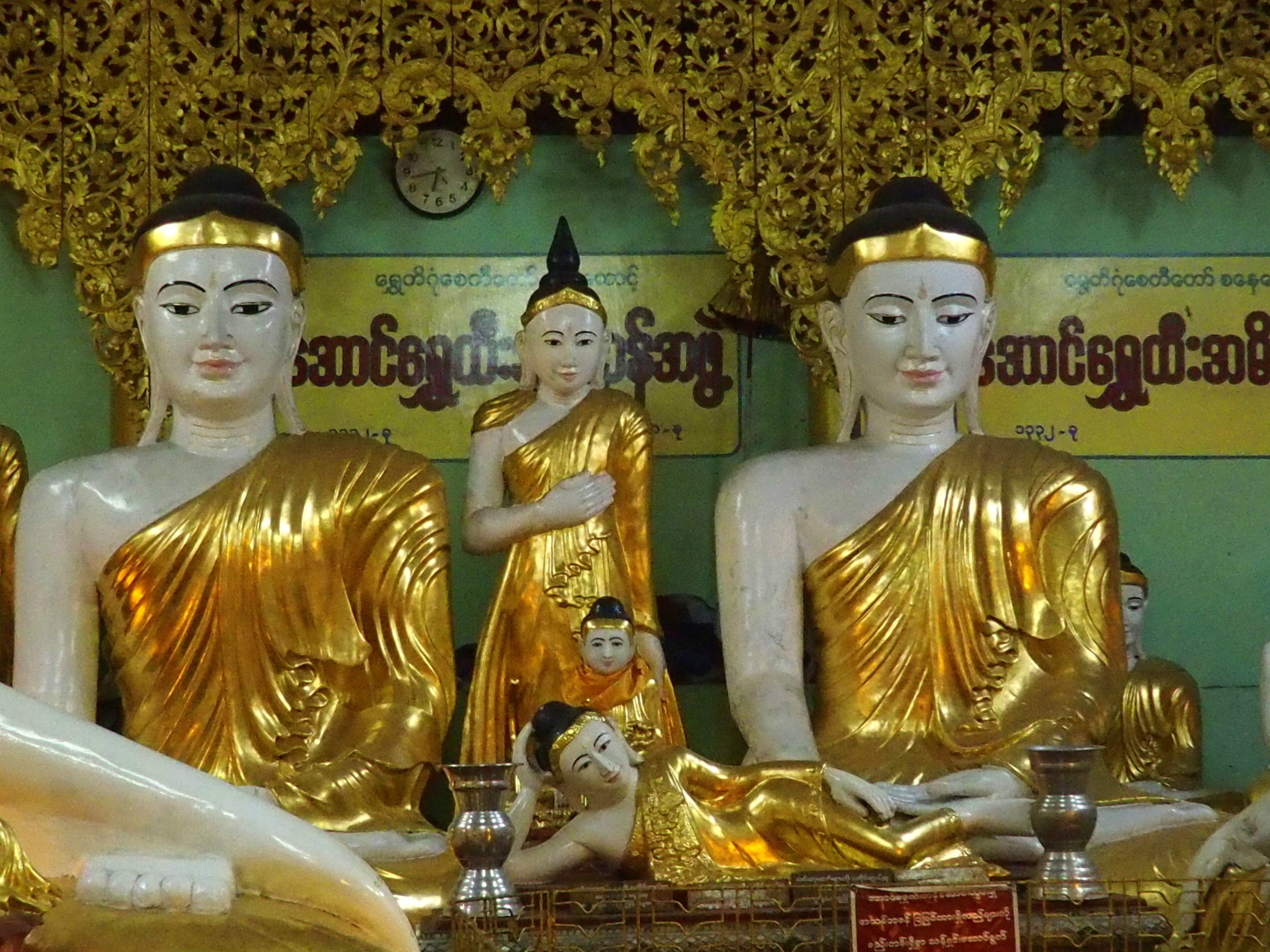 Statues Bouddha Shwegadon Yangoon Myanmar