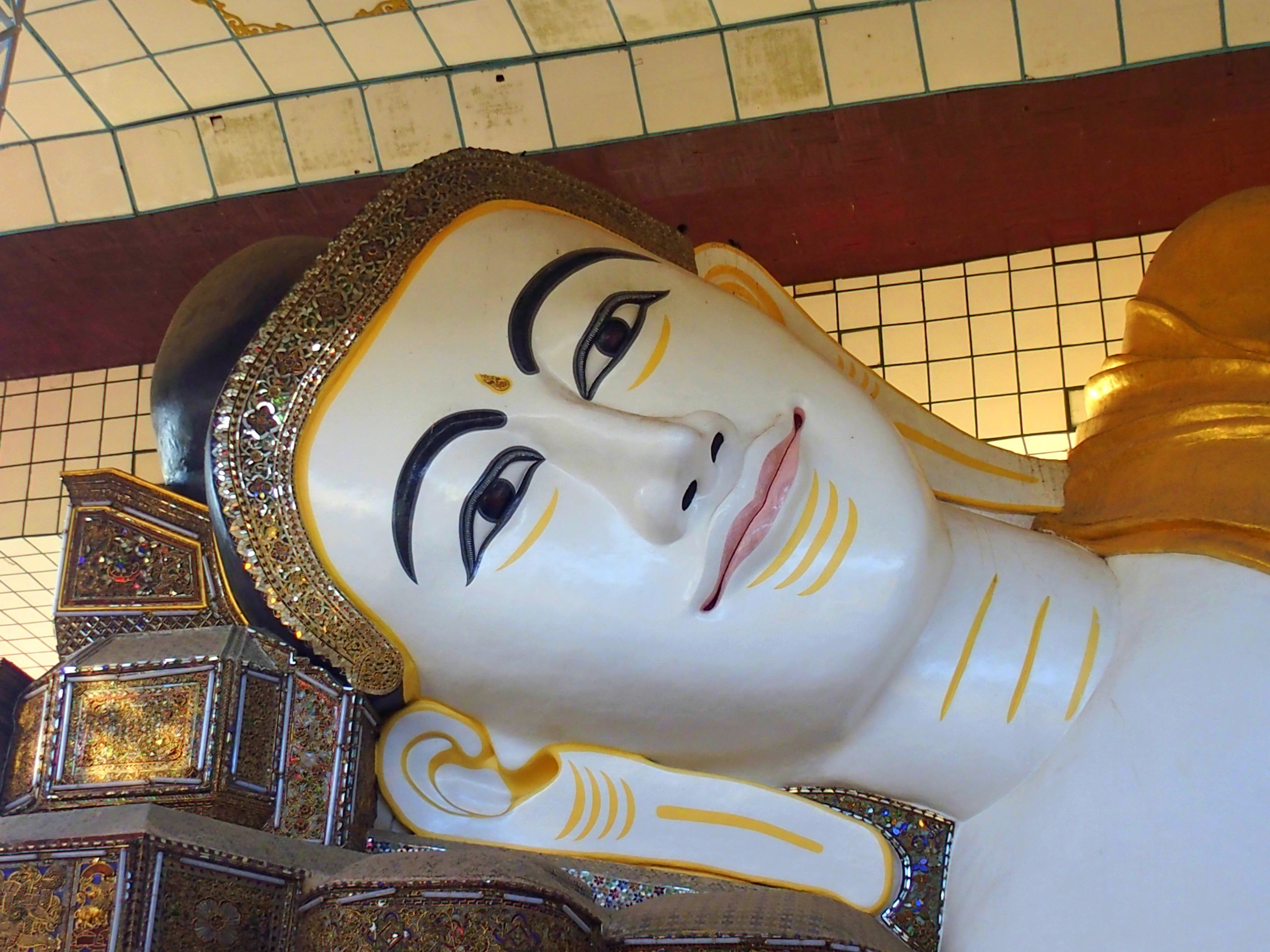 Tête de Bouddha Shwethalyaung Bago Myanmar