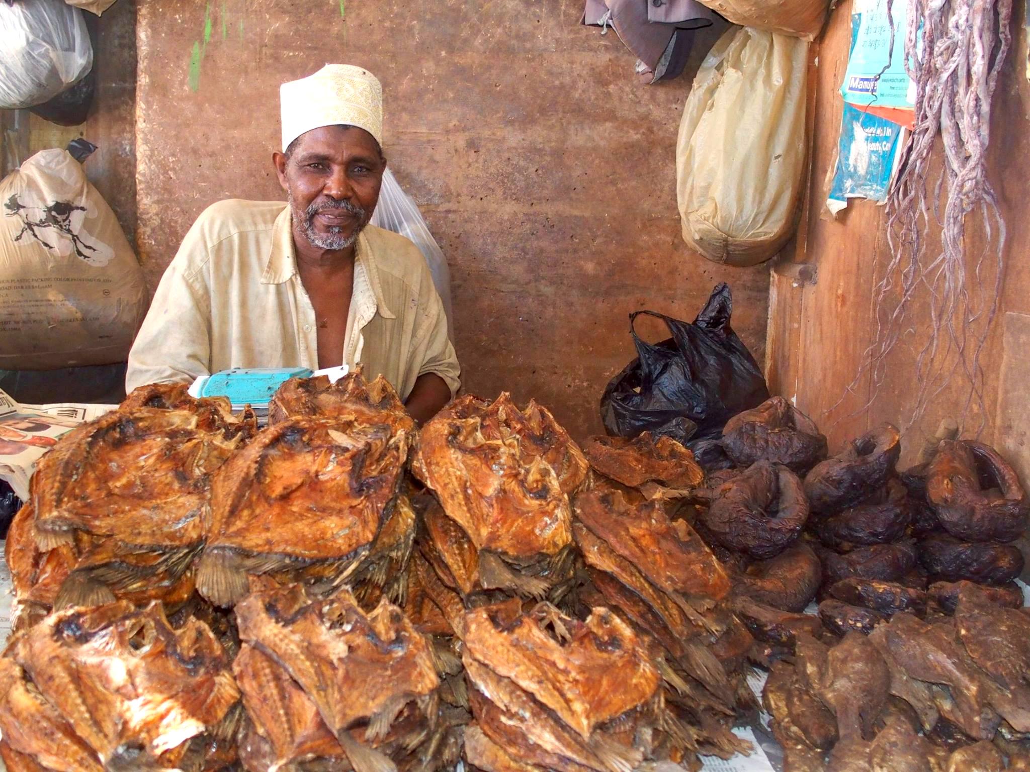 Vendeur de poissons séchés marché Zanzibar