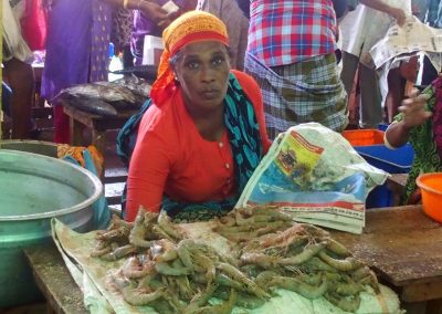 Vendeuse gambas marché Inde