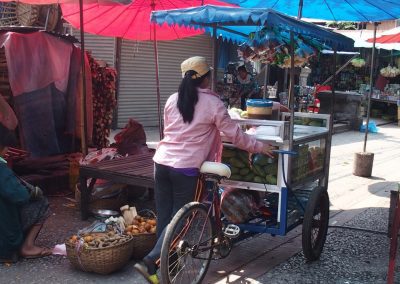 Vente ambulante jus de fruits marché Luang Prabang Laos