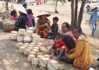 Vente artisanat sur marché sud-Laos