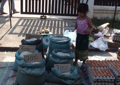 Vente oeufs et riz marché Luang Prabang Laos