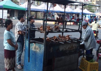 Vente poulets rotis marché Champassak Laos