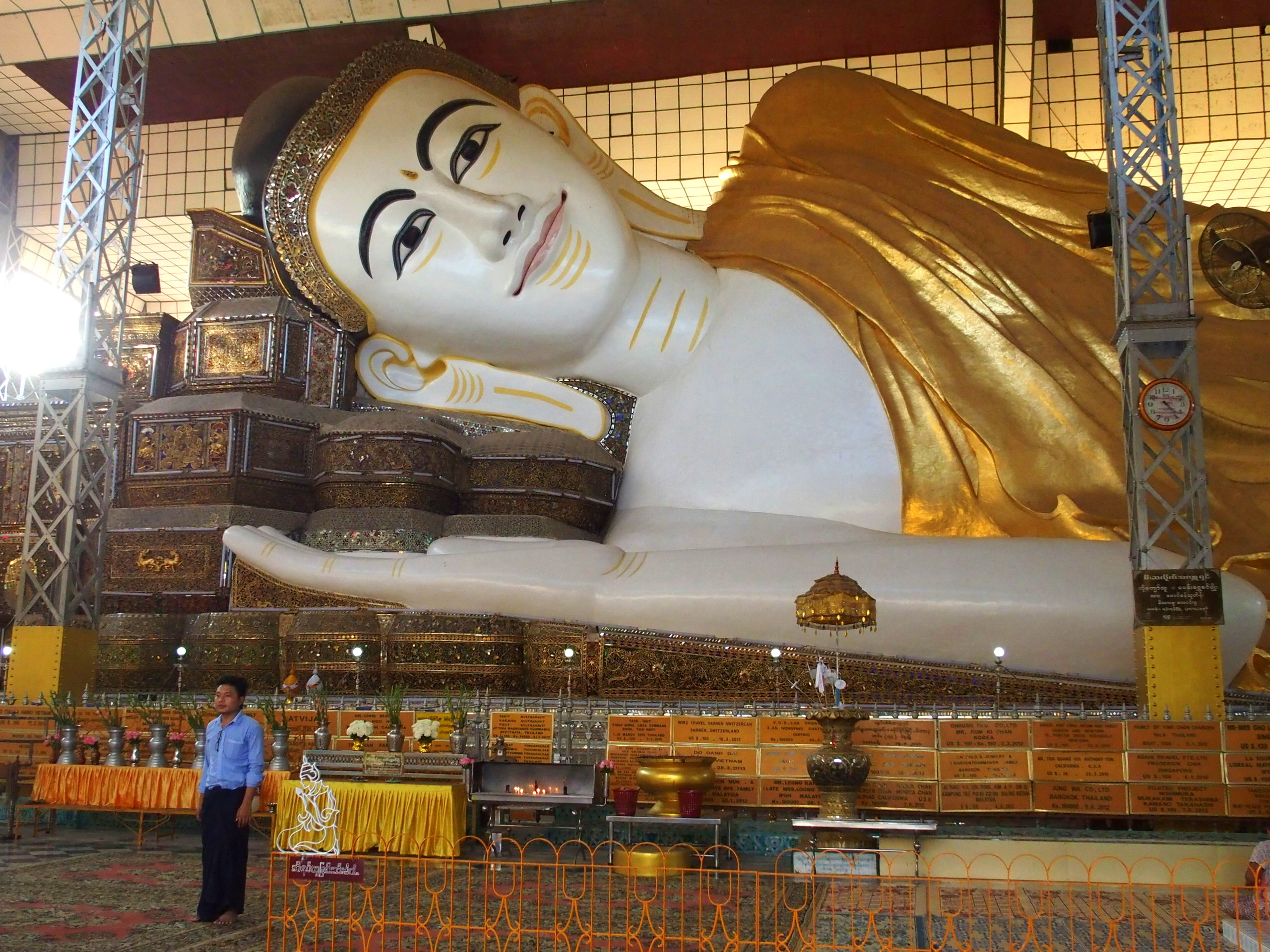 Visage souriant Bouddha couché Shwethalyaung Bago Myanmar