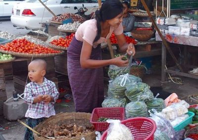 Mère et enfant au marché