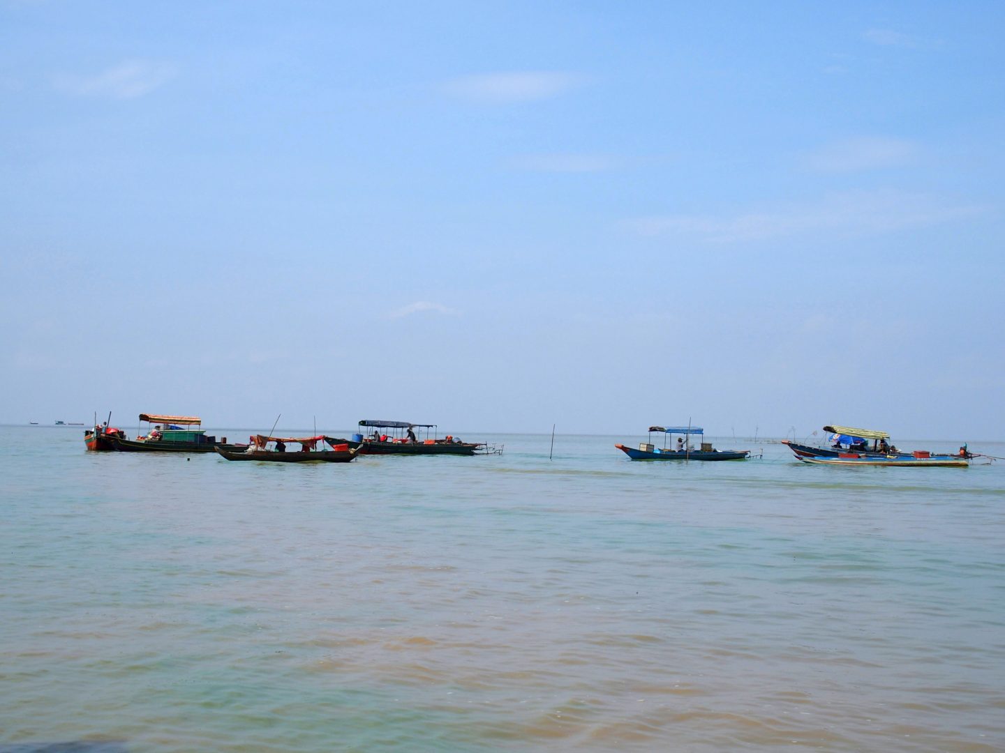 Barques pêcheurs lac Tonle Sap Cambodge