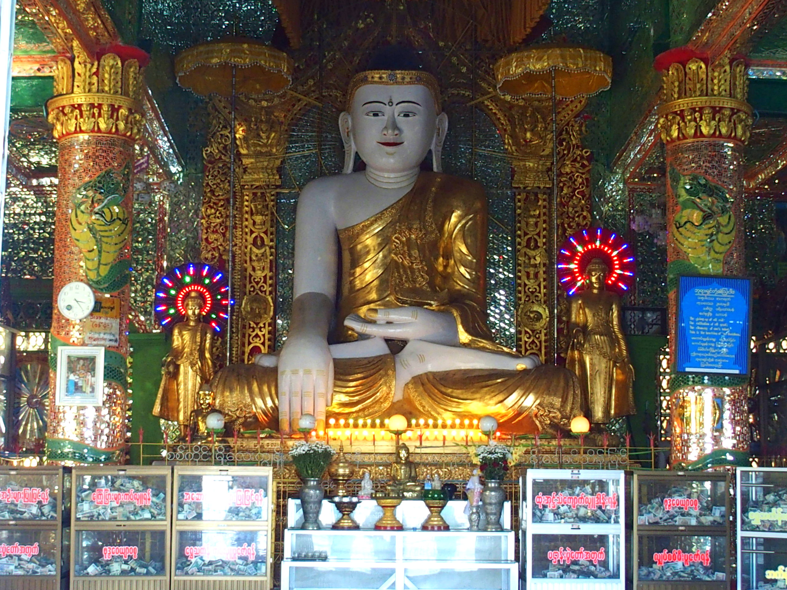 Bouddha-dans-pagode-Sagaing-Birmanie
