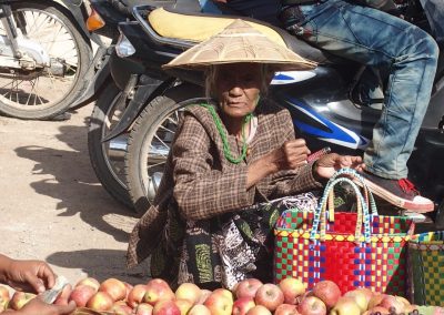 Dame âgée sur marché Birmanie