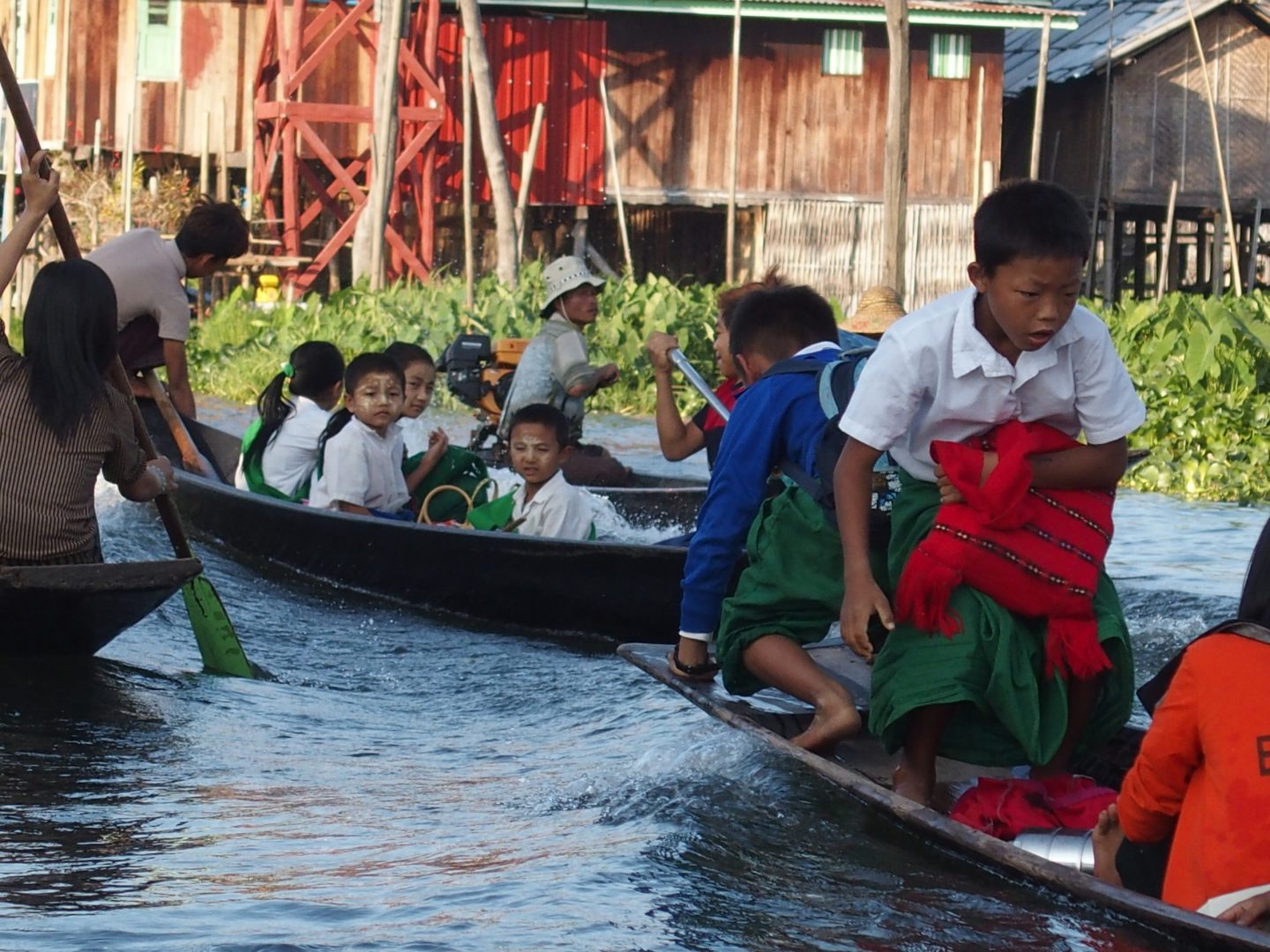 Embouteillage barques lac Inle Birmanie