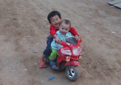 Enfants dans rue Knong Khiaw Laos