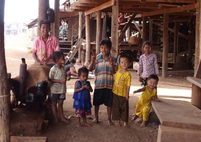 Enfants maisons pilotis Cambodge