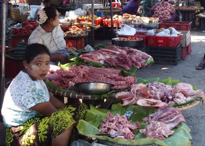 Etal de viandes marché Birmanie