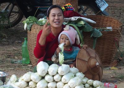 Femme et enfant sur le marché Birmanie