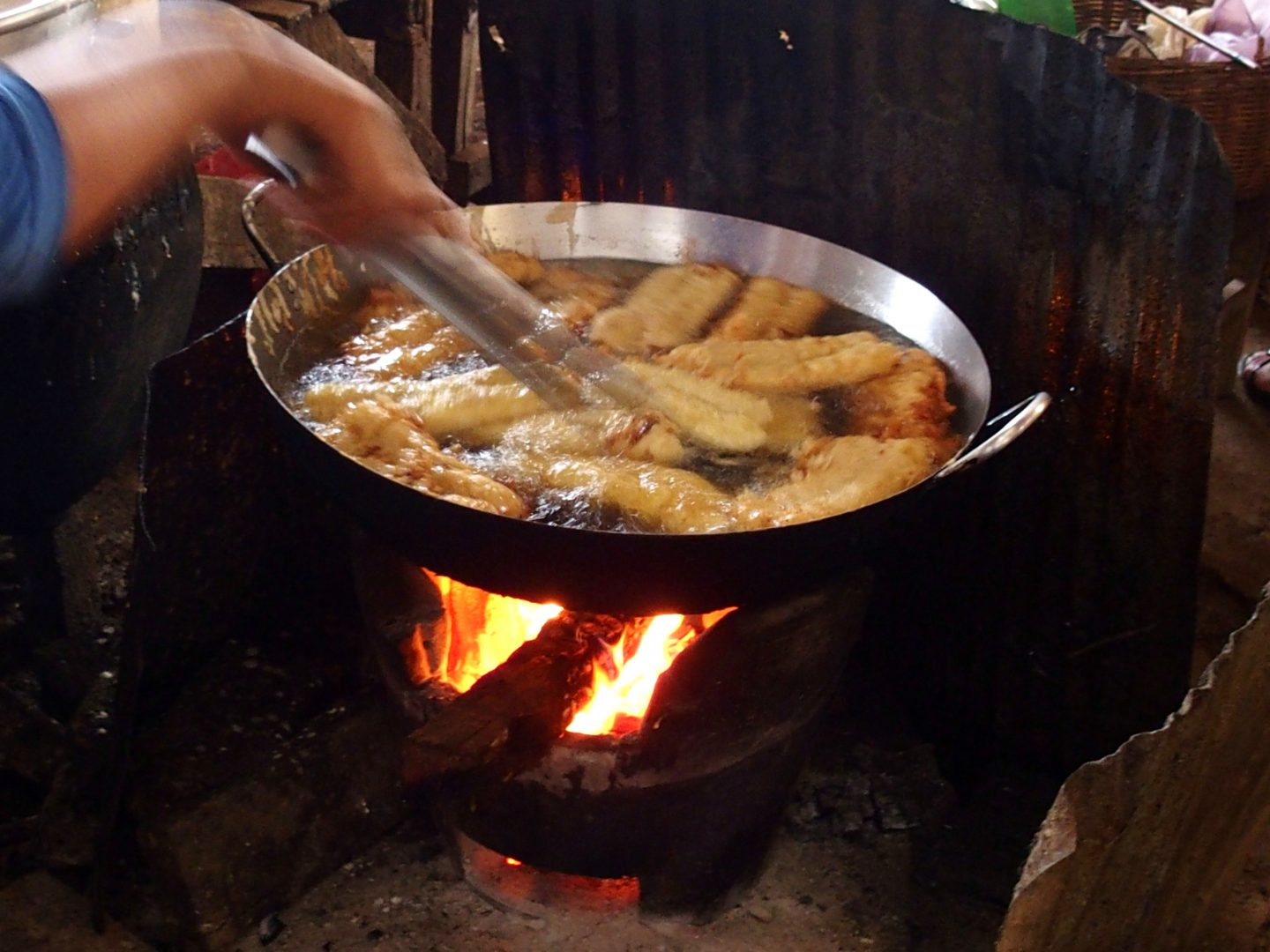 Friture poissons marché Tonle Sap Cambodge