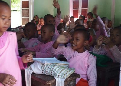 Jeunes nonnes à l'école Birmanie