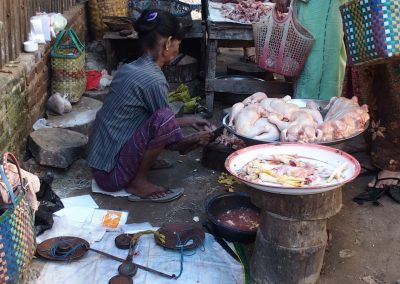 Marchande de poulets marché Birmanie