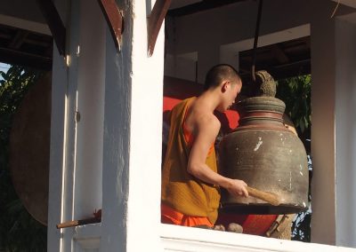 Moine sonnant l'office Luang Prabang Laos