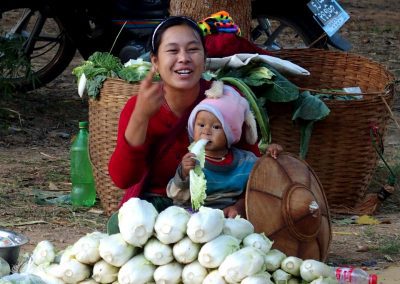 Petit mangeur de salades marché Birmanie