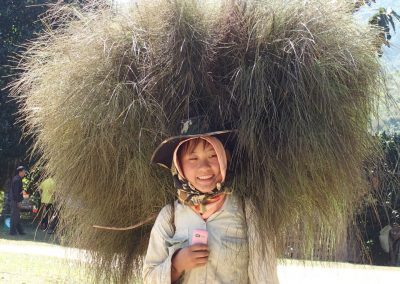 Port d'herbe à balais jeune fille Knong Khiaw Laos
