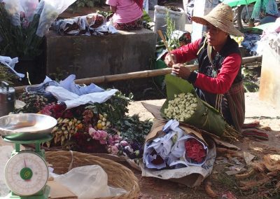 Préparation bouquets marché Birmanie