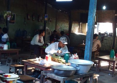 Restauration sur marché Birmanie