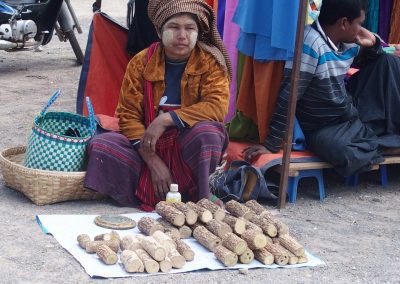 Vendeuse de thanaka marché Birmanie