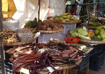 Vente poissons fumés marché Birmanie