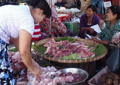 Vente viande sur marché Birmanie