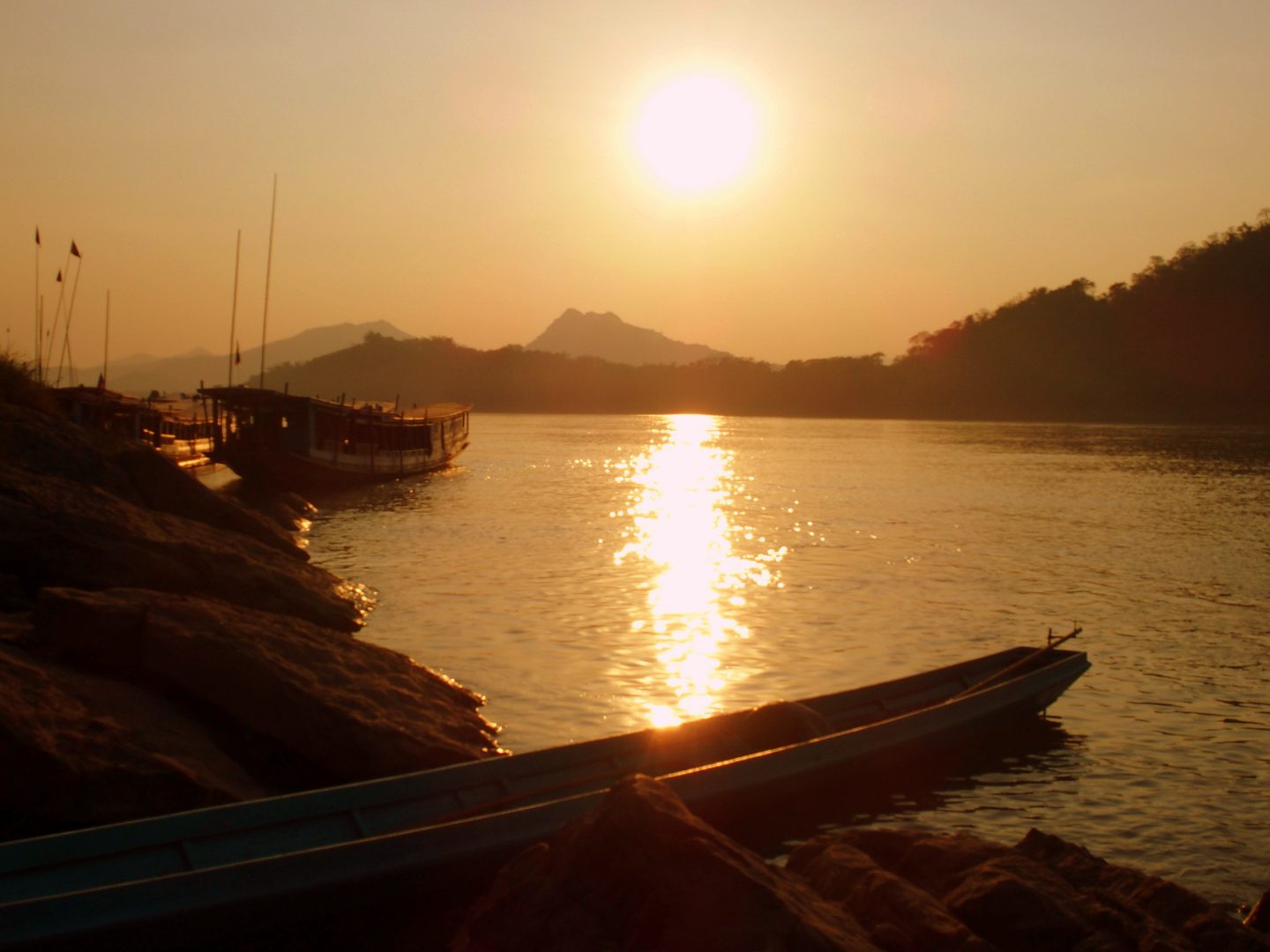 Bord du Mékong au coucher du soleil Luang Prabang Laos