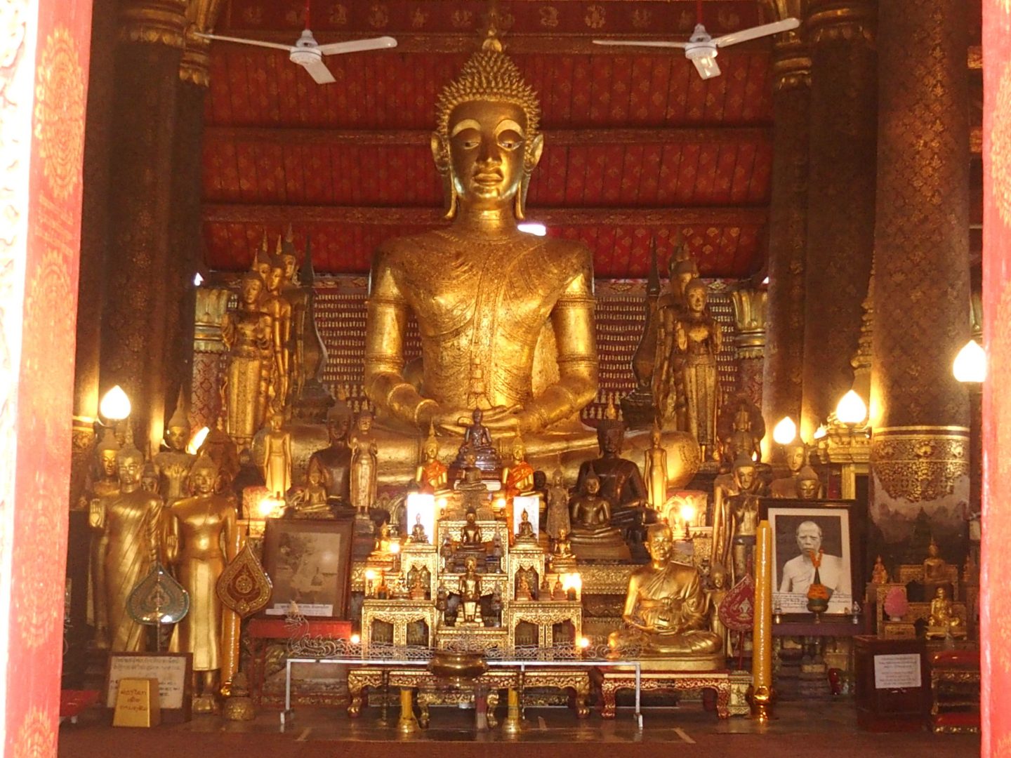 Bouddhas intérieur temple Luang Prabang Laos