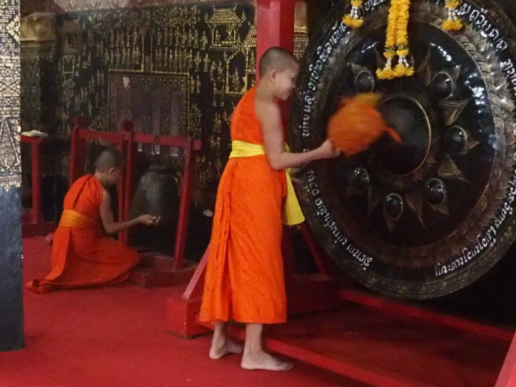 Gong qui sonne l'heure de la prière Le Vat Mai Suwannaphumaham voyage à Luang Prabang Laos
