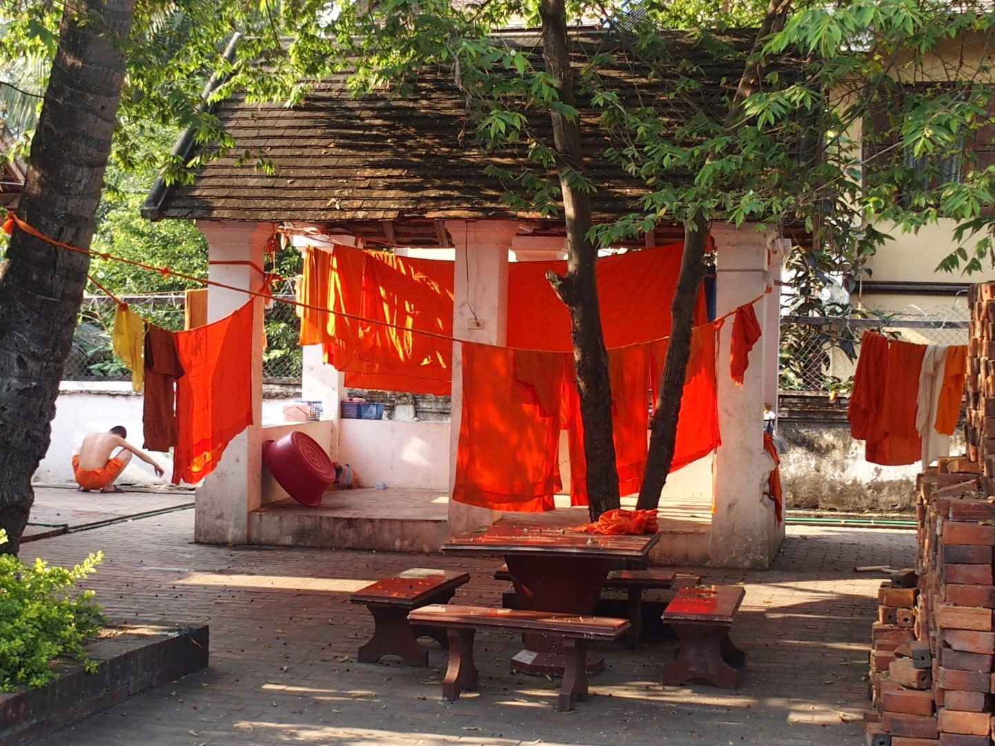 Lessive moines dans monastère Luang Prabang Laos