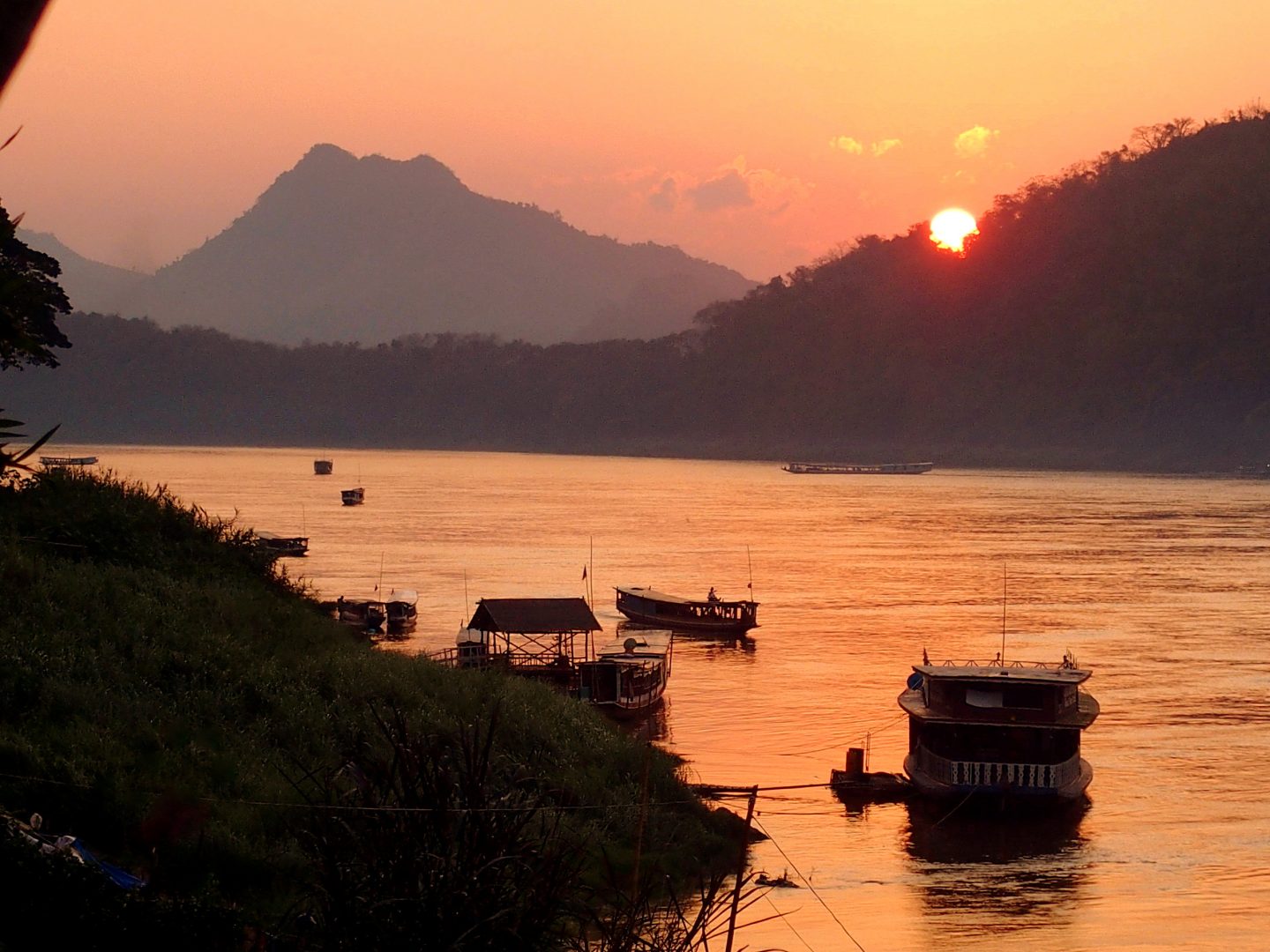 Soleil couchant sur les bords du Mékong Luang Prabang Laos
