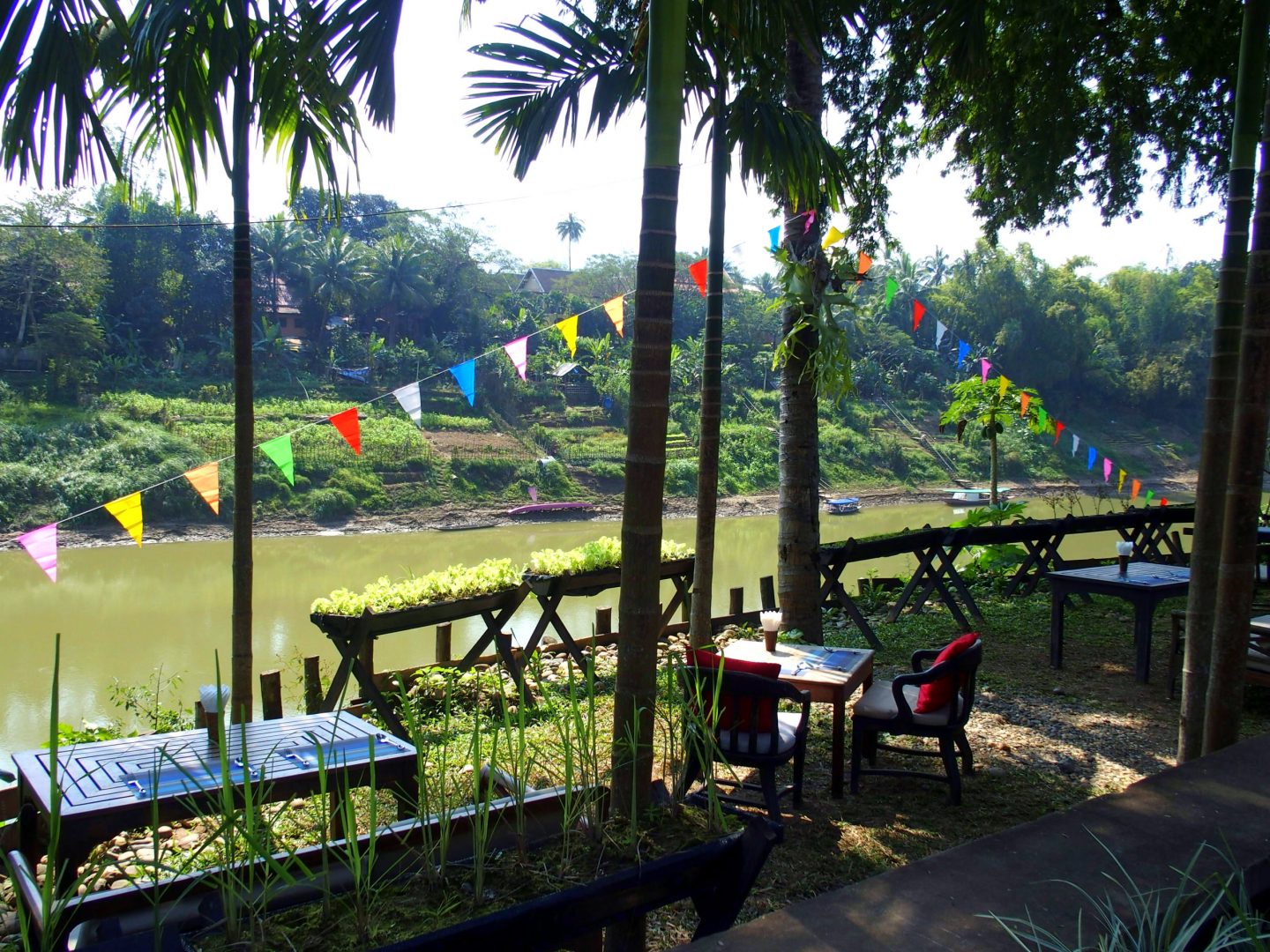 Petit restaurant en bord du mékong voyage à Luang Prabang Laos
