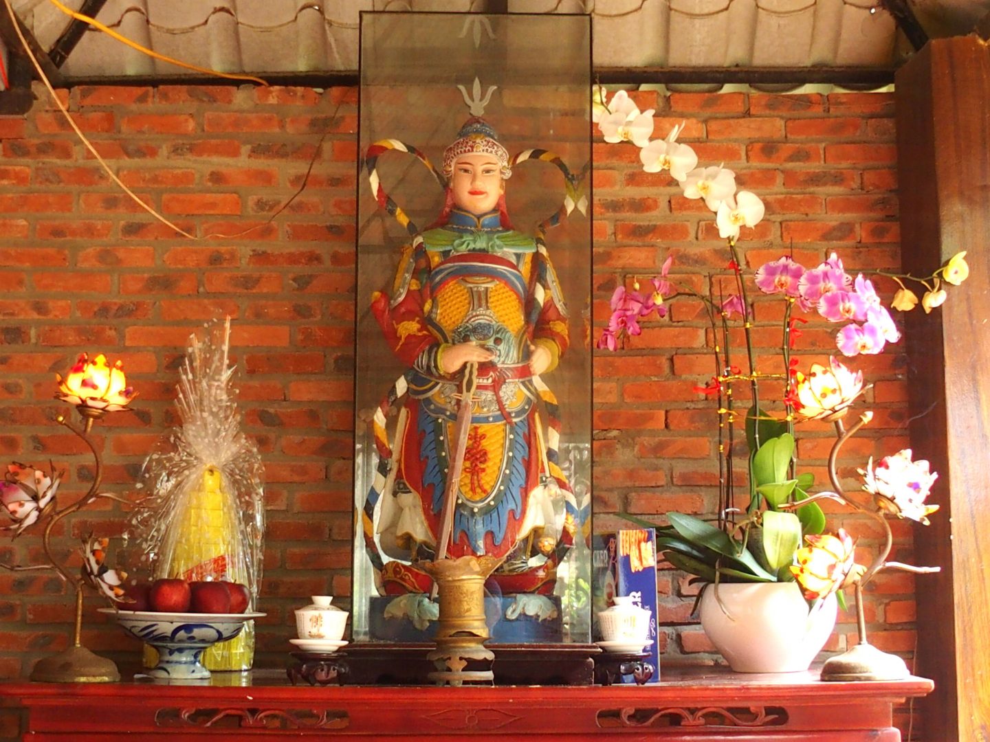 Autel offrandes pagode Tienn Mu Hué Vietnam