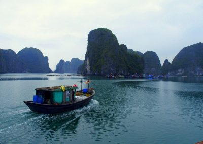 Bateau dans baie d'Halong Vietnam