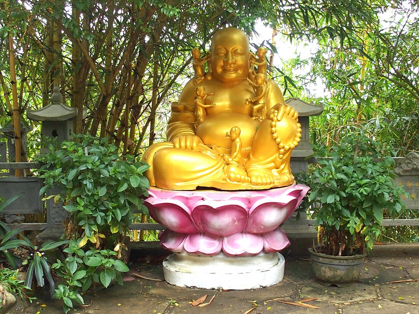 Bouddha sur fleur lotus Tienn Mu Hué Vietnam