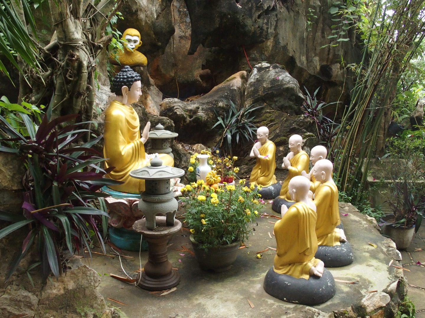 Bouddhas dans jardin pagode Tienn Mu Hué Vietnam
