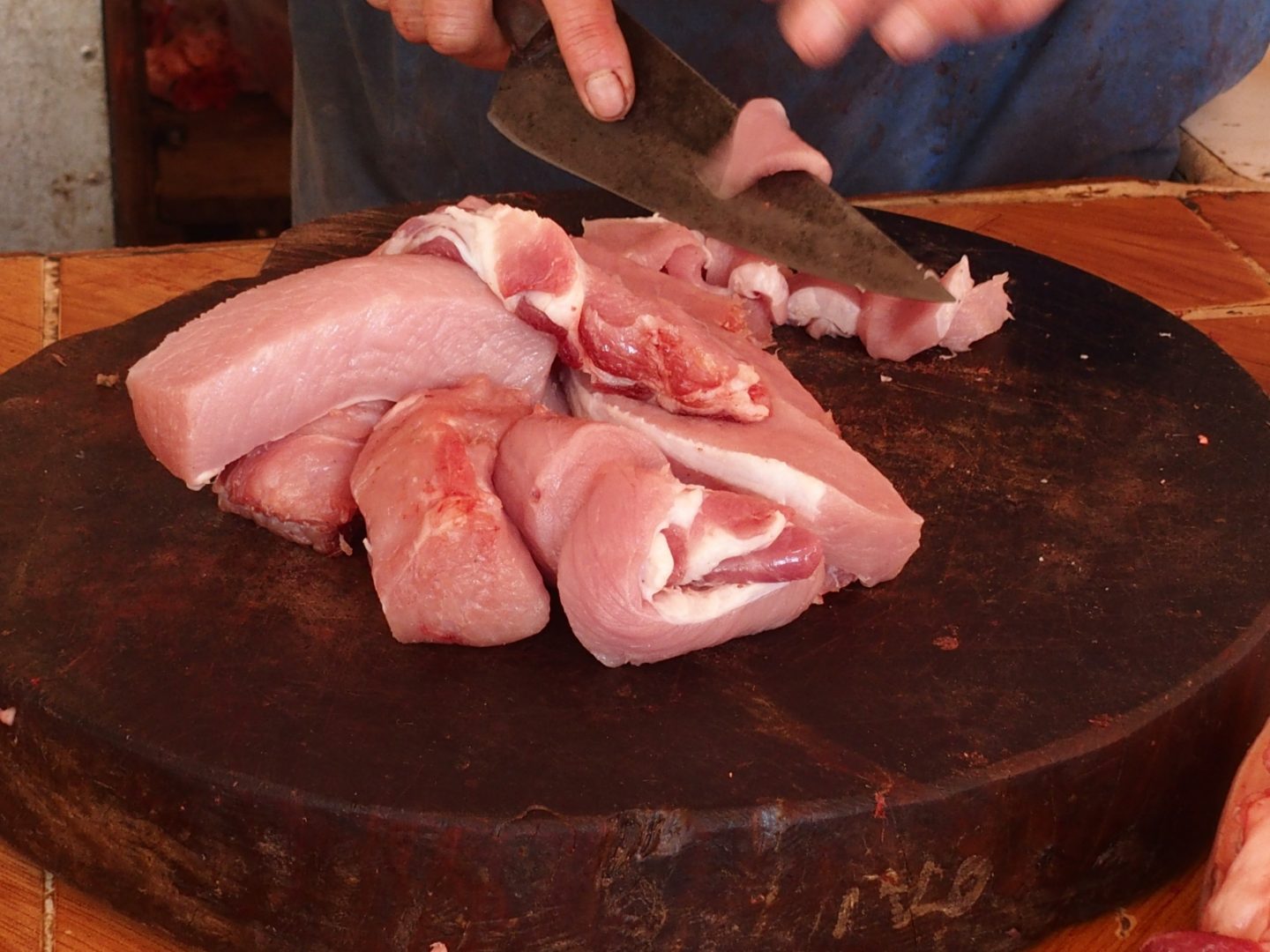 Découpe viande marché Sapa Vietnam