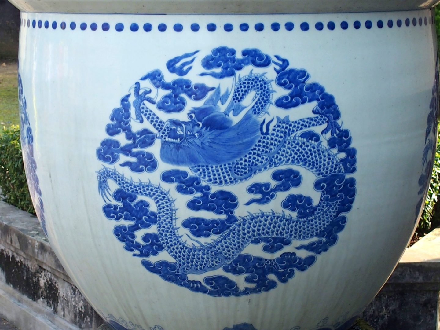 Dragon menaçant sur vase mausolée Kha Dinh Hué Vietnam