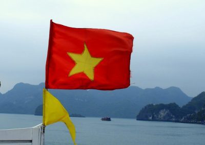 Drapeau et baie d'Halong Vietnam