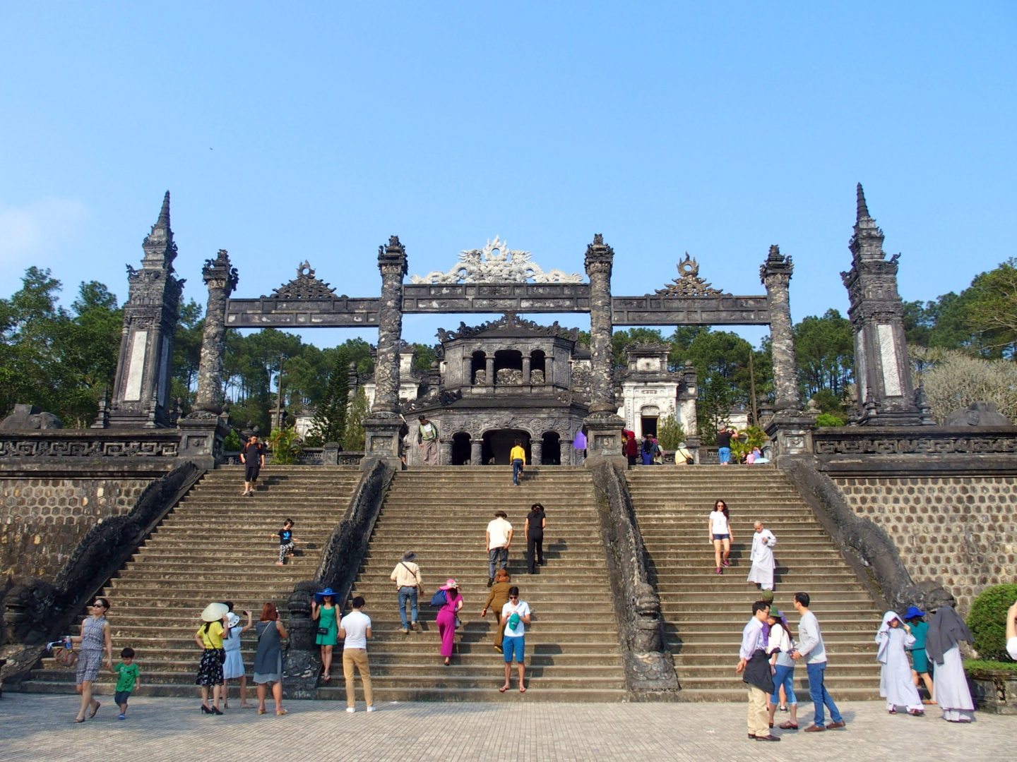 Escalier d'entrée mausolée de Hué Khai Dinh Vietnam