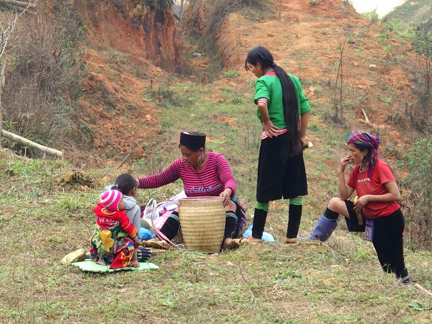 Famille Hmông dans les champs Ta Phin Vietnam