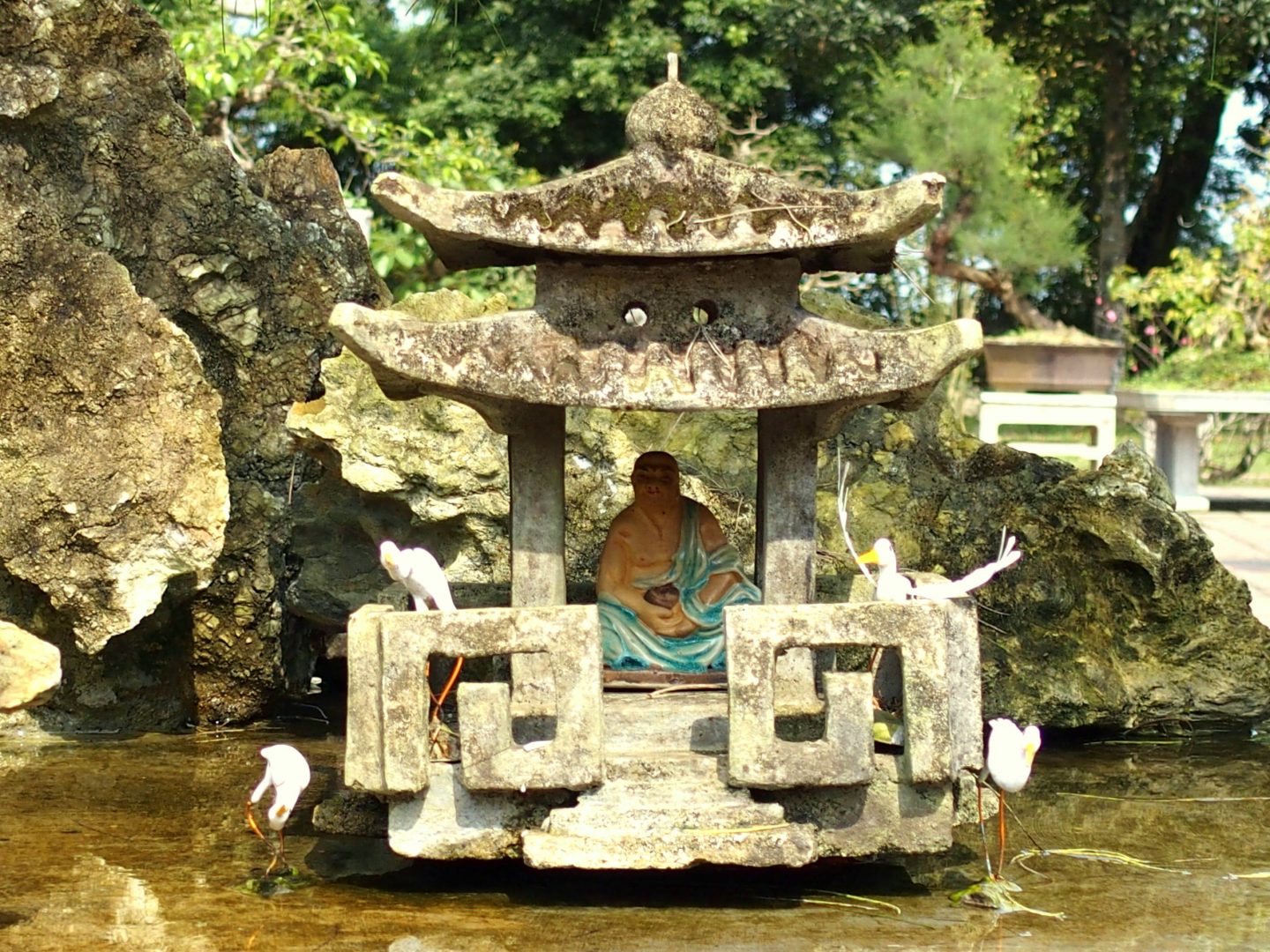 Fontaine bouddha jardin monastère Hué Vietnam